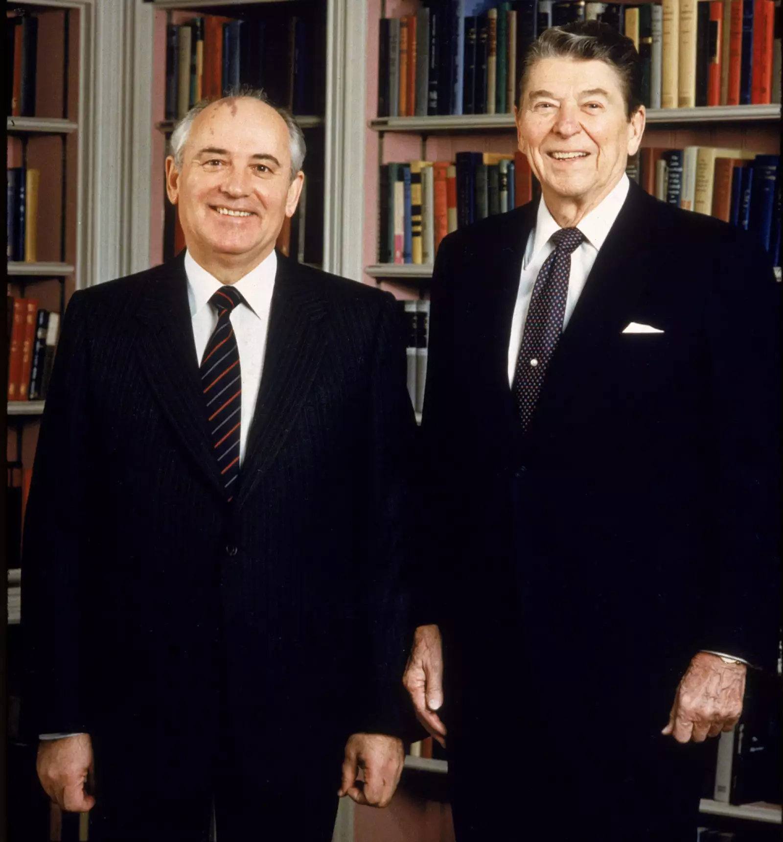 Retrato del presidente estadounidense Ronald Reagan (derecha) posando con el presidente soviético Mikhail Gorbachev en la biblioteca de la Casa Blanca, Washington, D.C., 8 de diciembre de 1987.