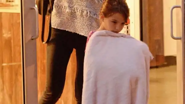 La actriz llevó a su hija de siete años al iPlaza Nail Salon en Nueva York donde la hija de Tom Cruise socializó con otra pequeña mientras le realizaban pedicure y hasta descansó un momento.