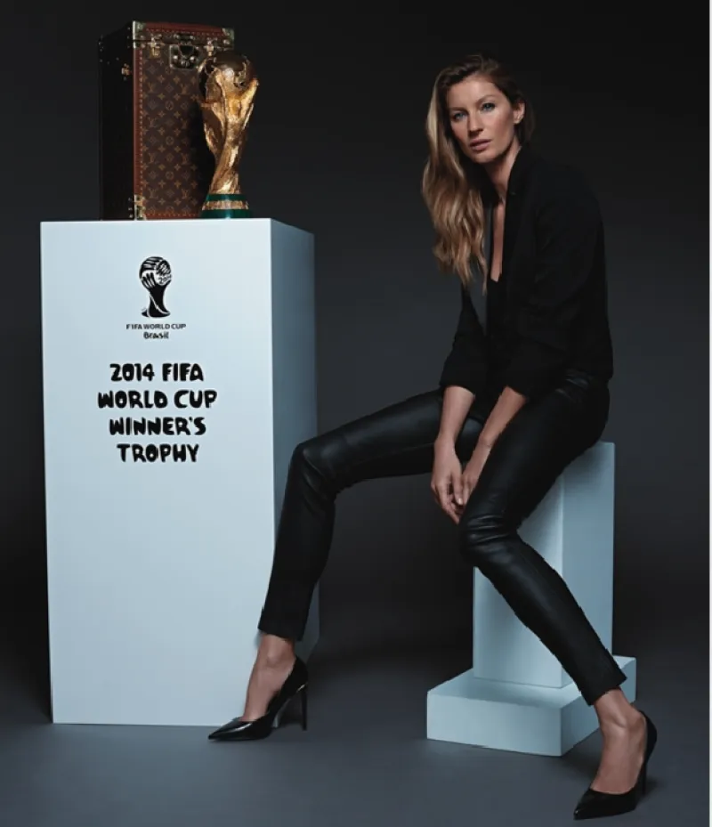 La modelo brasileña Gisele Bündchen fue elegida para llevar a la cancha el estuche Louis Vuitton con la copa que recibirá el equipo ganador.
