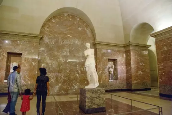 La Venus de Milo da la bienvenida a la familia, quien pudo dar el recorrido sin turistas y paparazzi.