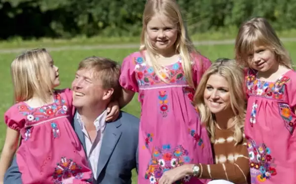 Príncipe Guillermo junto a Máxima y sus tres hijas.