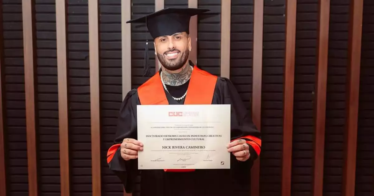 Nicky Jam con su título de Doctor Honoris Causa