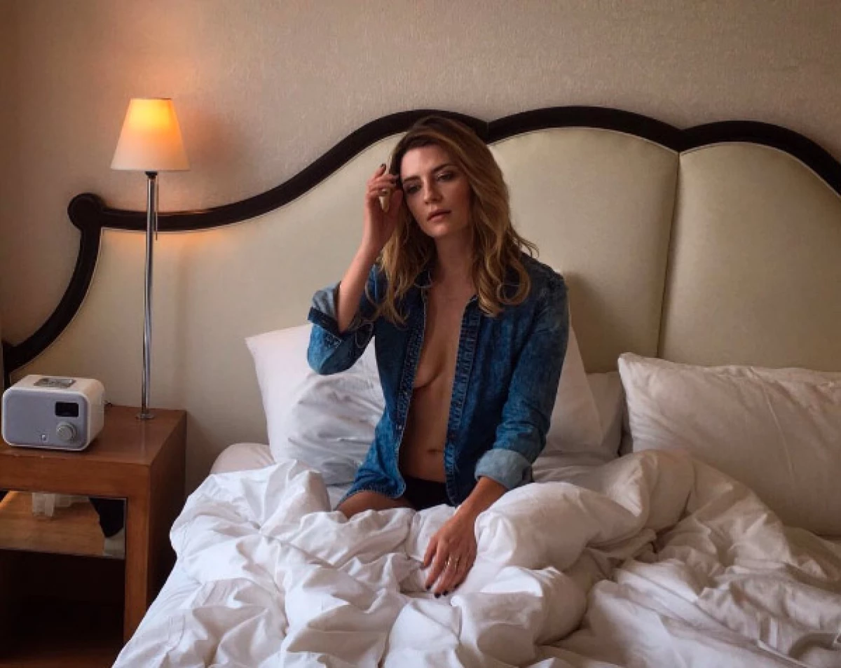 Durante sus vacaciones en Grecia, la protagonista de The OC compartió una imagen en la que aparece topless.