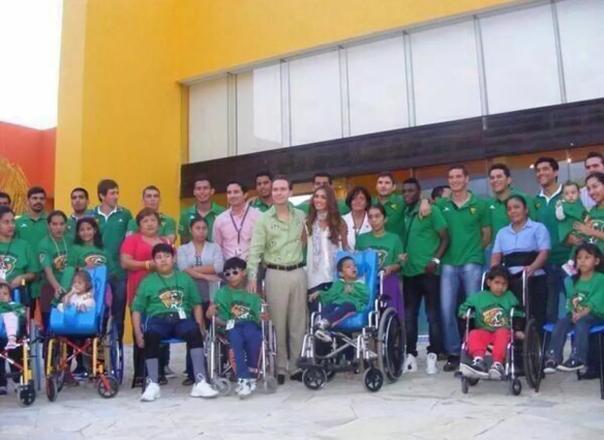 Anahí con Manuel Velasco de visita en el CRIT de Tuxtla Gutiérrez.
