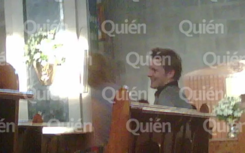 La bloguera de Quién.com, Rania, encontró a la pareja tomada de la mano, sonriente y rezando en la iglesia de San Agustín.