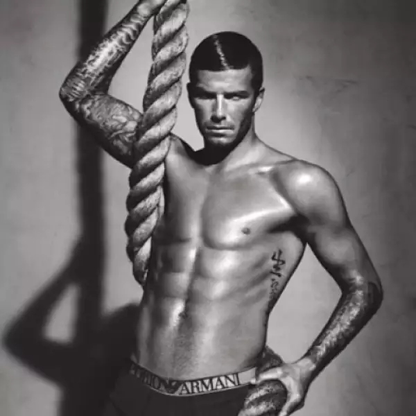 La estrella del LA Galaxy, David Beckham, tiene diferentes diseños en todo el cuerpo: los nombres de sus hijos, Brooklyn, Romeo y Cruz, un ángel guardián en la espalda, cruces y caracteres chinos en el torso.