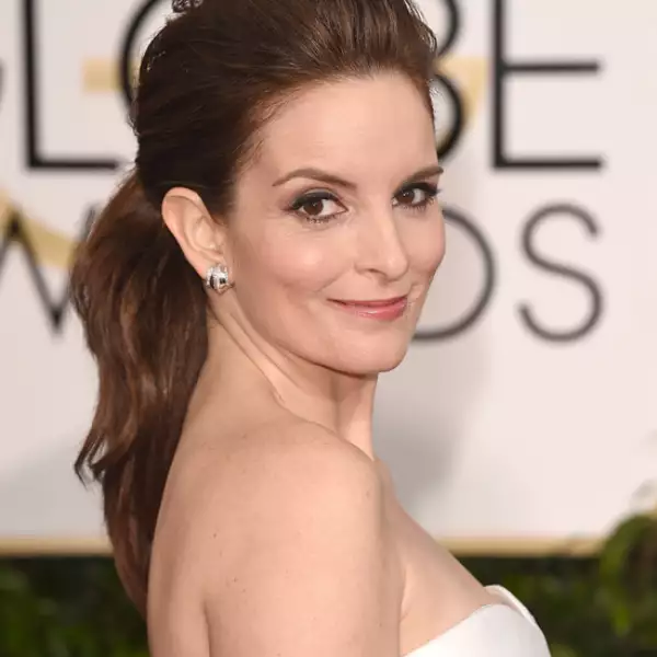 Tina Fey llegó con una cola de caballo alta y muy estirada.