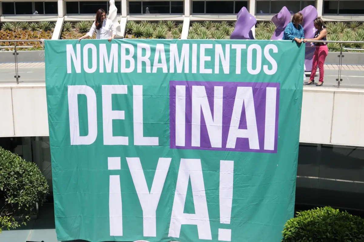 Las senadoras panistas desplegaron una manta afuera del salón de sesiones.