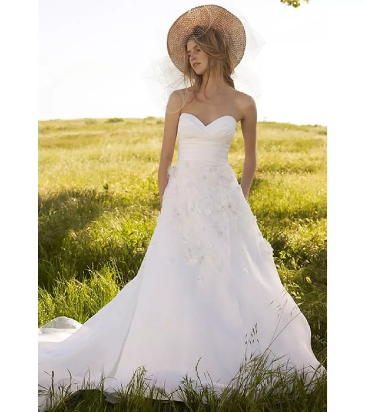 Encaje y cortes poco más sueltos integran el vestido de una novia campirana ideal.