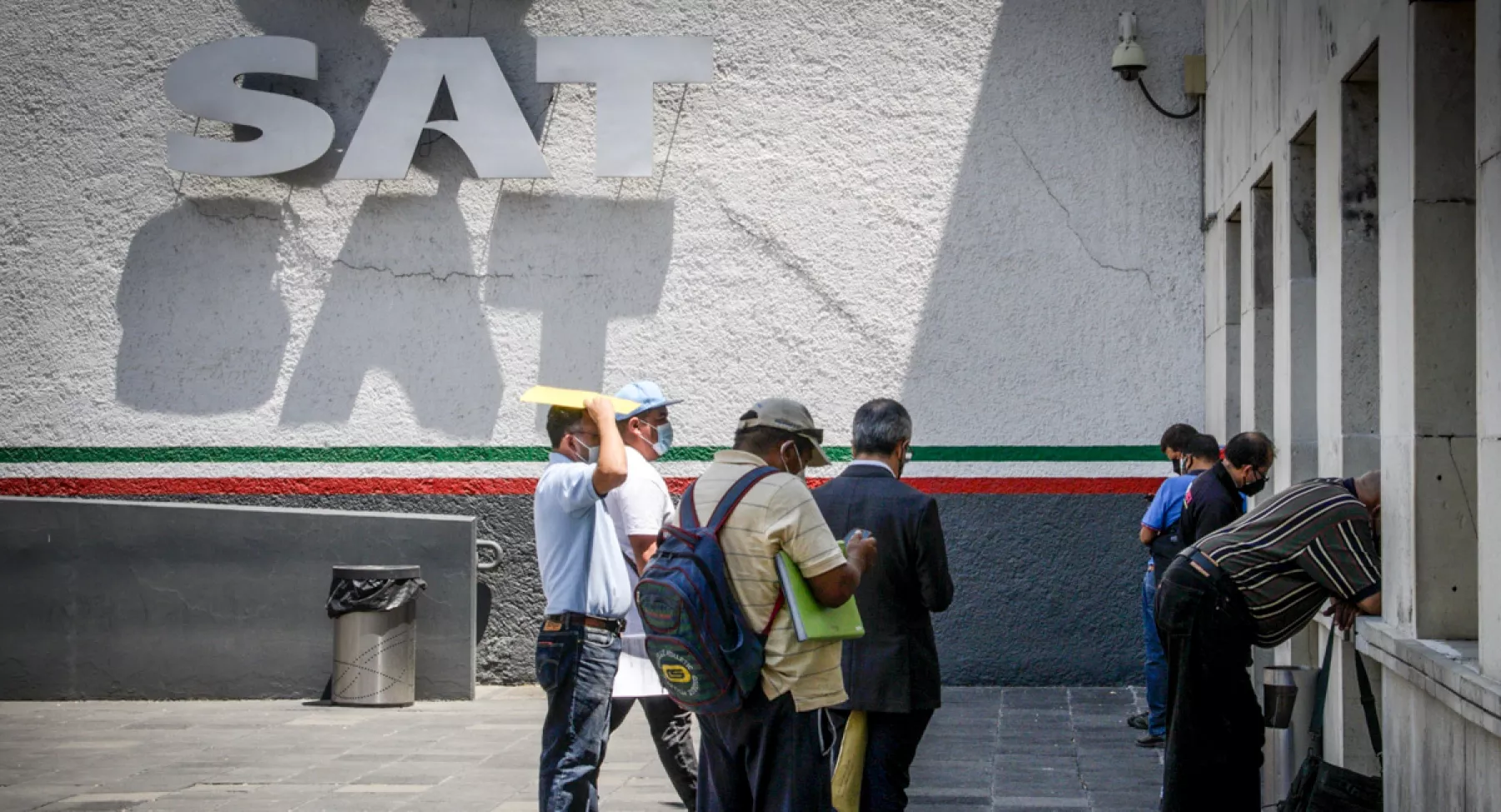 (Contribuyentes preparan sus documentos antes de presentarse en una ventanilla del Servicio de Administración Tributaria (SAT))