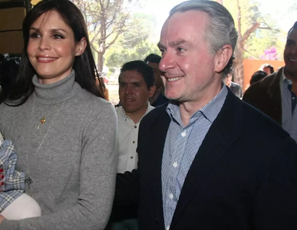 A pesar de que Paulina Velasco es 23 años menor que Santiago Creel han formado una familia hermosa junto con sus hijas Paulina y, la recién nacida, Miranda.