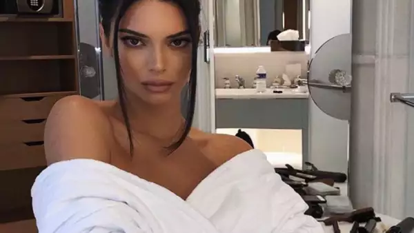 Acusan a Kendall Jenner por haber abusado de Photoshop en esta foto.