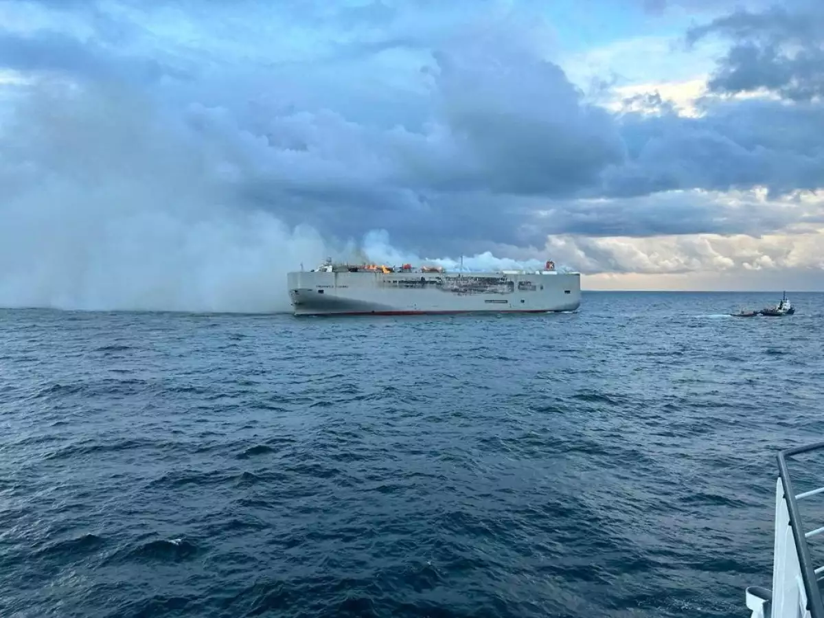 El humo aumenta cuando estalló un incendio en el buque de carga Fremantle Highway, en el mar, el 26 de julio de 2023.