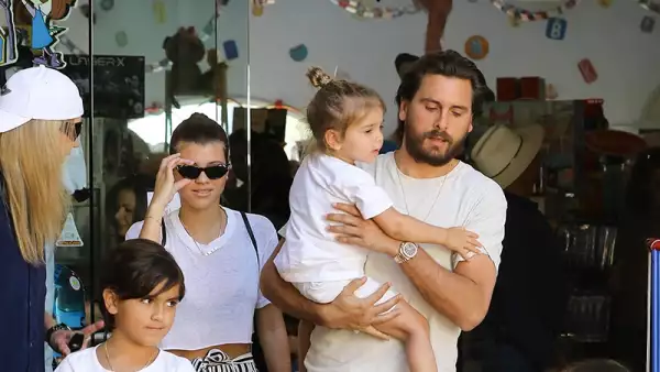 Scott y Sofia con sus hijos.