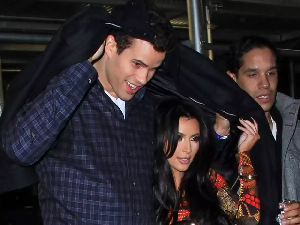 A pesar que la revista OK! anunció que el novio de la socialité, Kris Humphries, ya le dio el anillo de compromiso ella lo negó en Twitter.