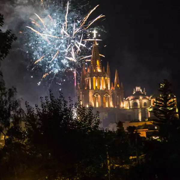 Fuegos artificiales iluminan la mágica ciudad