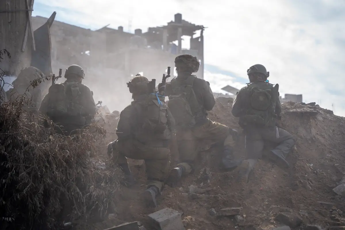 Los soldados israelíes operan en la Franja de Gaza en medio del conflicto en curso entre Israel y el grupo islamista palestino Hamas, en esta foto de limosnda publicada el 17 de diciembre de 2023.