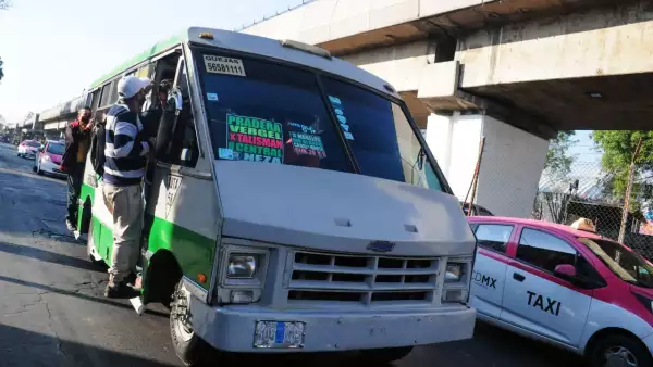 Microbuses se llenaron al no funcionar el metro de la Línea 4.