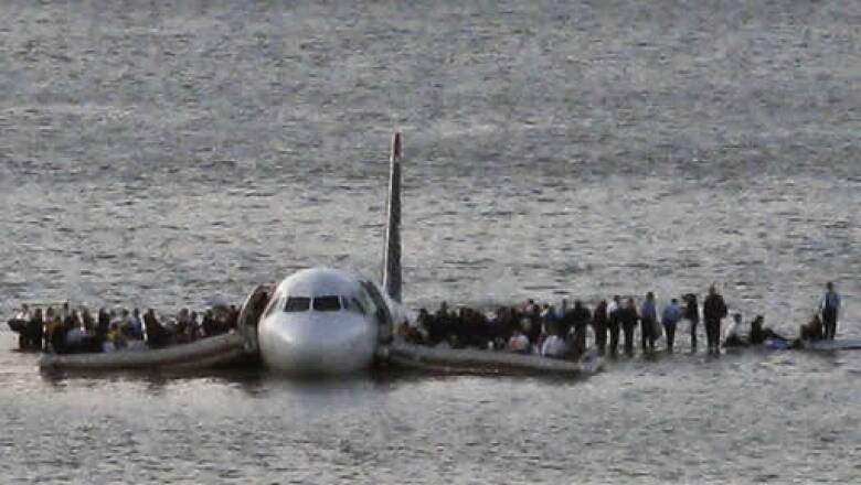 El piloto del vuelo 1549 Chesley Sullenberger, ex piloto de combate de la Fuerza Aérea con 40 años de experiencia, reportó que había chocado con pájaros a pocos kilómetros del aeropuerto.