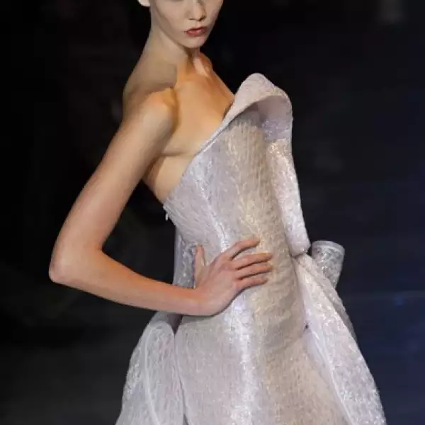 Karlie Kloss en Giorgio Armani Privé.