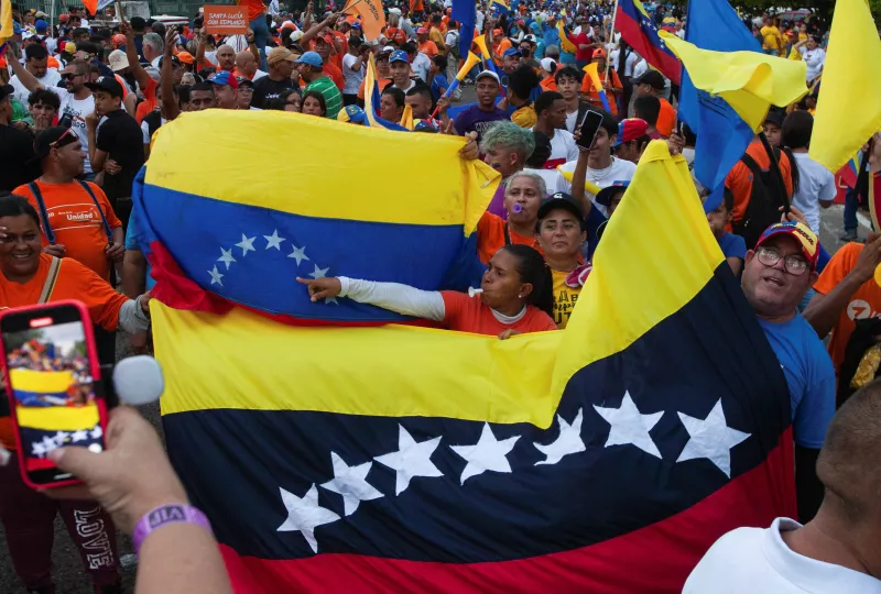 Los partidarios animan durante un mitin de campaña del candidato de la oposición de Venezuela, Edmundo González, y la líder de la oposición María Corina Machado (no en la foto), antes de las elecciones presidenciales del 28 de julio, en Maracaibo, Venezuela, el 23 de julio de 2024.