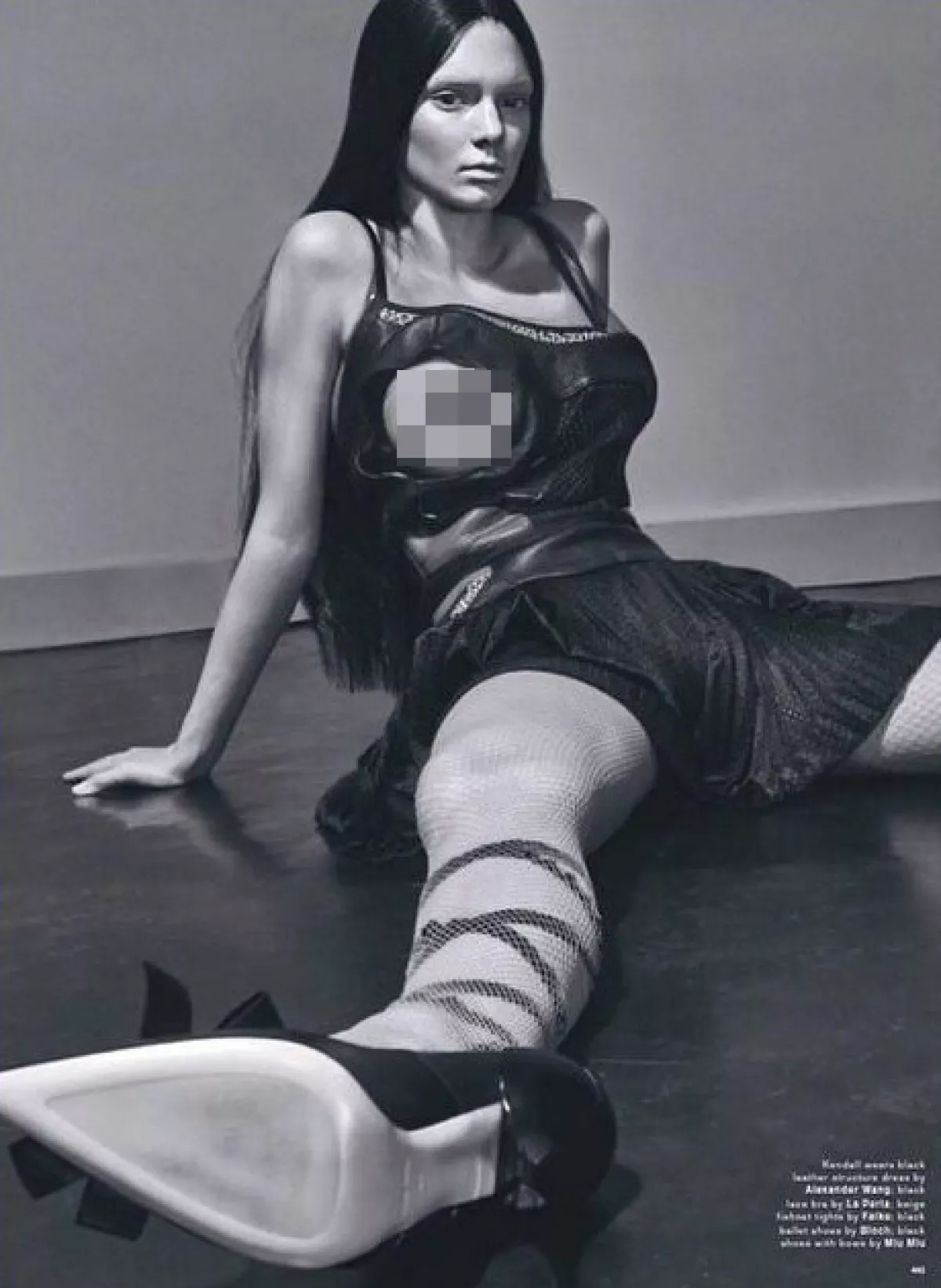 Con un pelo más largo, las cejas decolaradas y un outfit total black, Kendall luce mayor de lo que en realidad es.