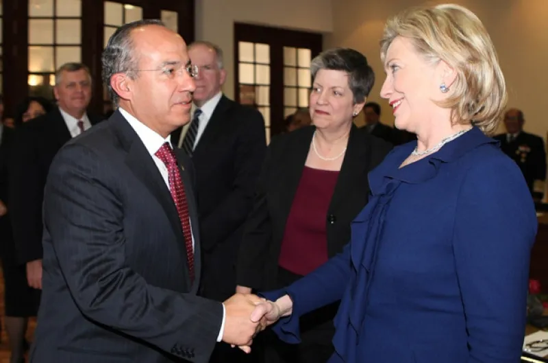 El presidente de México y la secretaria de Estado de Estados Unidos acordaron en que urge redoblar en ambos países esfuerzos para combatir de manera integral al crimen organizado en la frontera.