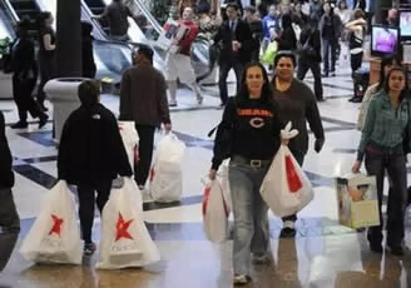 Los consumidores en EU dijeron que gastarían 8% menos en comparación al arranque de compras de 2008. (Foto: Reuters)