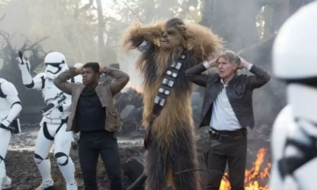 Fin, Chewbacca y Han Solo deleitaron a sus fans con el nuevo episodio de la saga de Lucas (Foto: David James/LucasFilm)