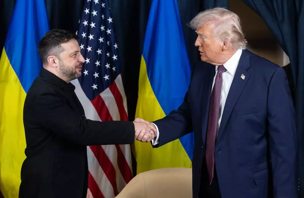 Una foto obtenida de la cuenta X de Volodymyr Zelensky el 22 de enero de 2026, muestra al presidente de Ucrania, Volodymyr Zelensky (Izquierda) y al presidente de los Estados Unidos, Donald Trump, dándose la mano durante su reunión bilateral al margen de la reunión anual del Foro Económico Mundial (FM) en Davos.
