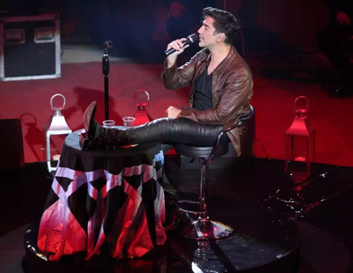 Por única vez se instaló en el centro del escenario una plataforma giratoria para que Alejandro no estuviera de pie y pudiera dirigir su mirada a todos los rincones del palenque, que lució a reventar.