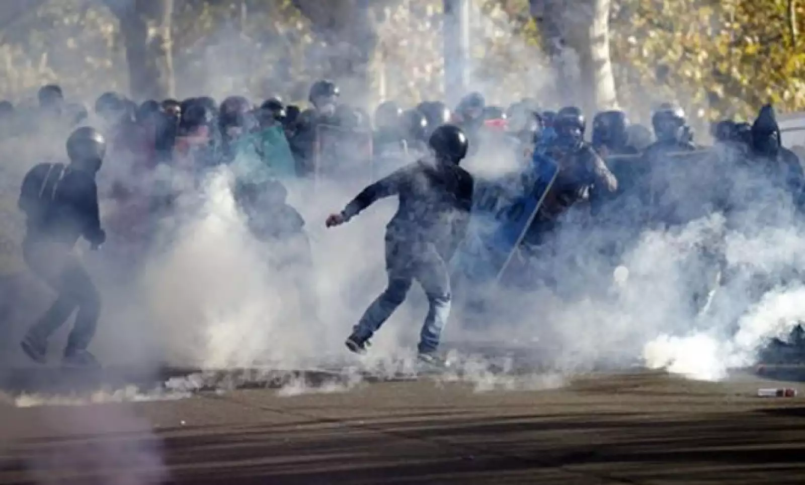 En Roma, los estudiantes, quienes se manifiestan contra los recortes en el sector de la educación, se enfrentaron a la policía.