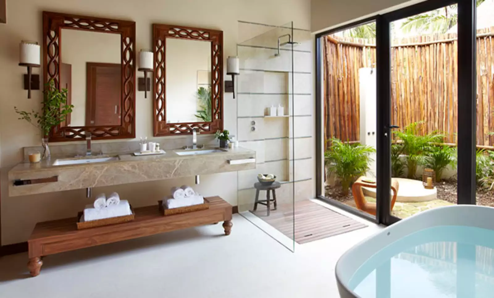 Las tarifas por noche en este resort van desde los 605 a los 1,905 dólares por noche. Más información en el sitio web www.viceroyrivieramaya.com