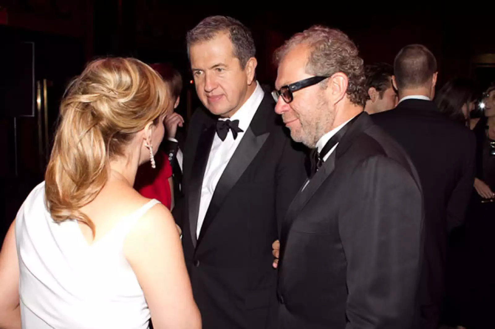 Mario Testino platica con Yaz Hernández.
