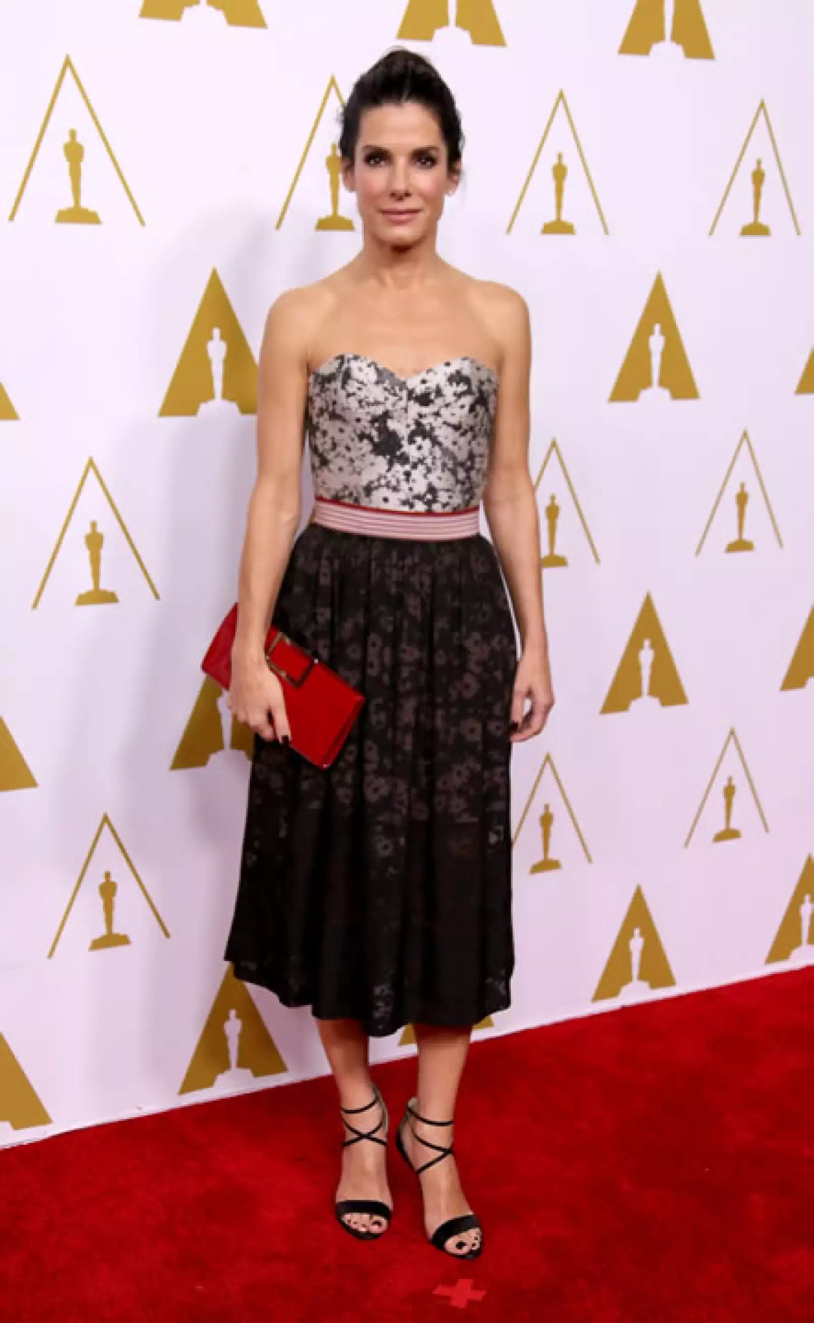 Sandra Bullock ? Para la protagonista de Gravity elegimos este elegante vestido de Elie Saab. Es dinámico y va completamente con la personalidad de la actriz.