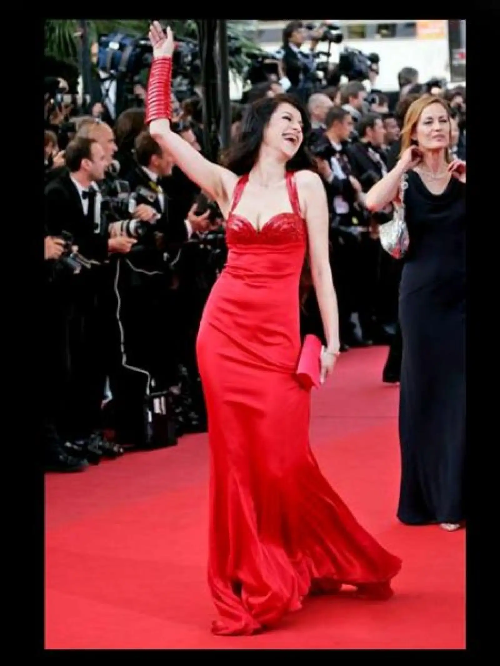 La modelo Jovanka Sopalovic convirtió la alfombra roja del Festival de Cannes en una divertida pasarela.