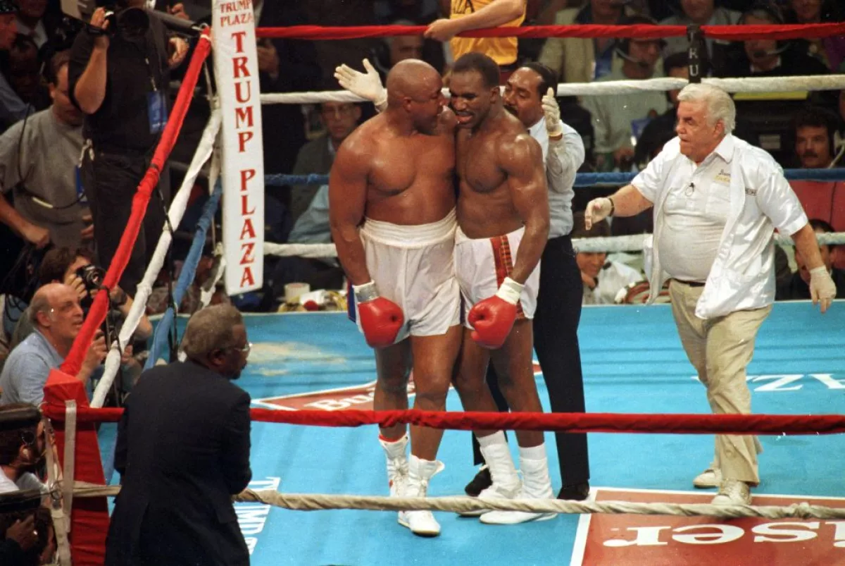 Foto de archivo de George Foreman abrazando a Evander Holyfield en Atlantic City.