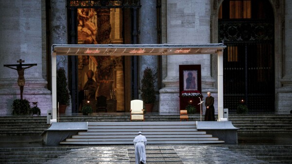 El Papa Francisco entrega una bendición extraordinaria desde la Plaza de San Pedro, durante el brote del coronavirus, en el Vaticano.