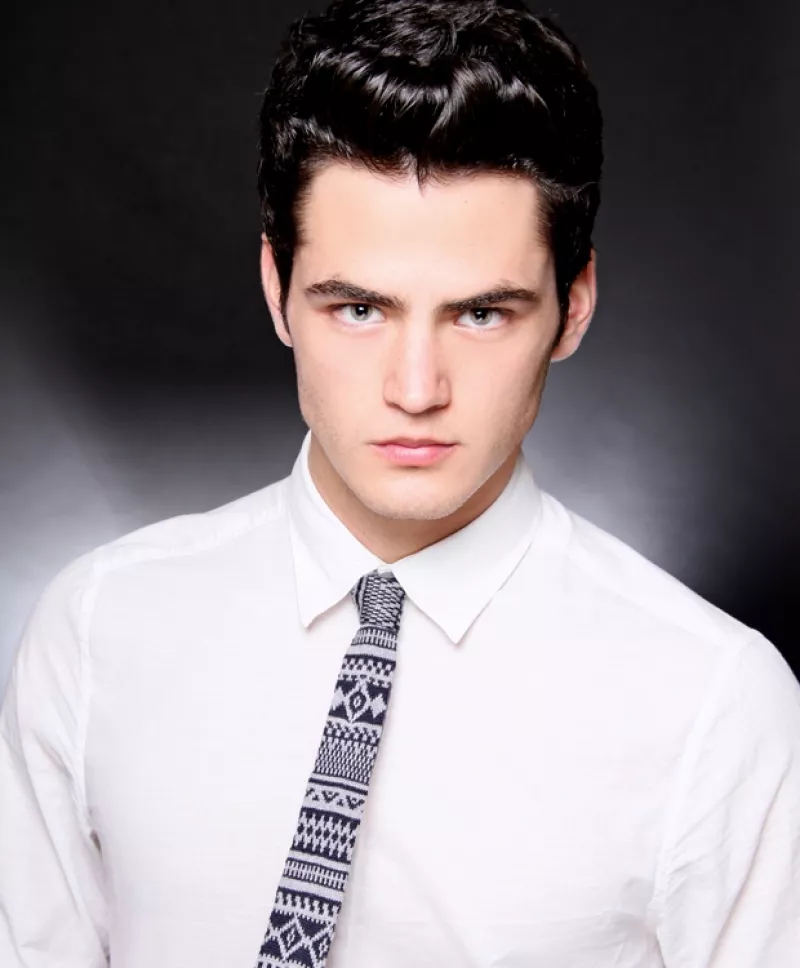 Seguramente has visto su rostro y te has preguntado quién es él. Resolvemos tu duda con un romántico Q&A en el que el actor nos abre su corazón y nos revela sus secretos.