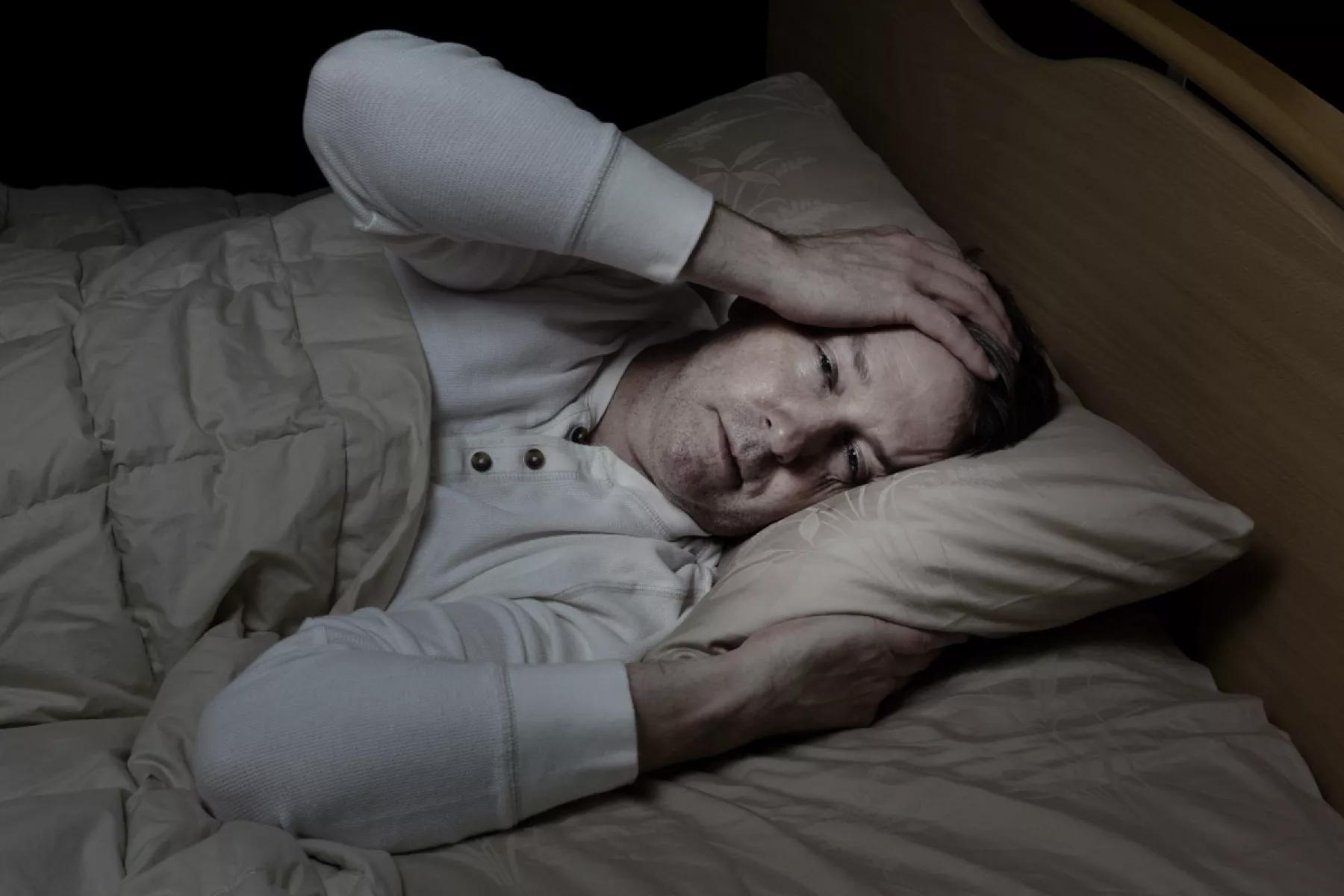 (Hombre que padece insomnio)