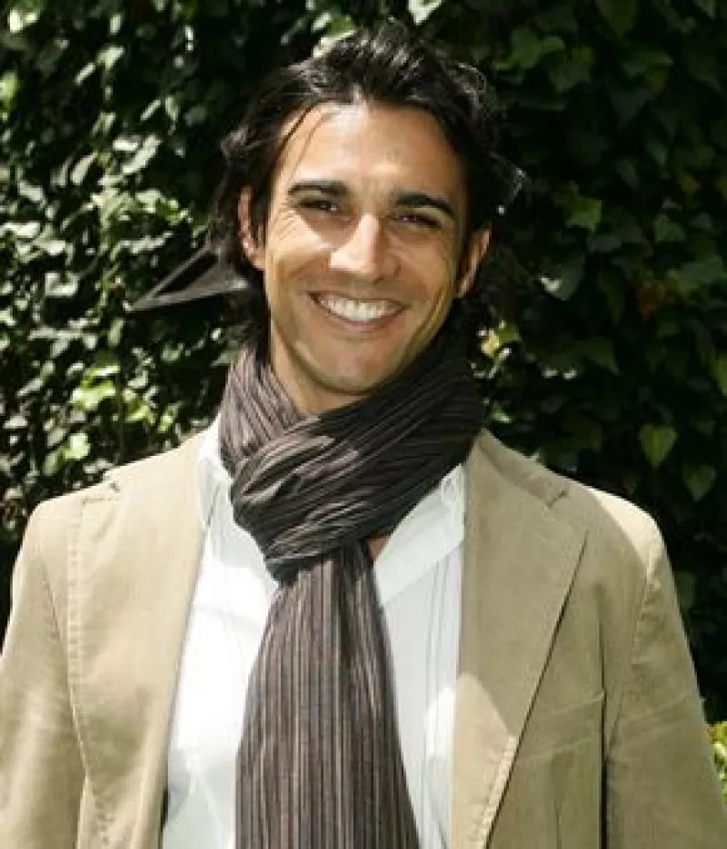 Es actor y conductor uruguayo, está soltero y tiene 35 años. Para él, es importante cuidar tanto el exterior como el interior y el ganar sería una buena manera de que la gente lo conozca.