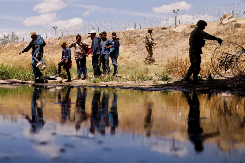 personas cruzando el río bravo