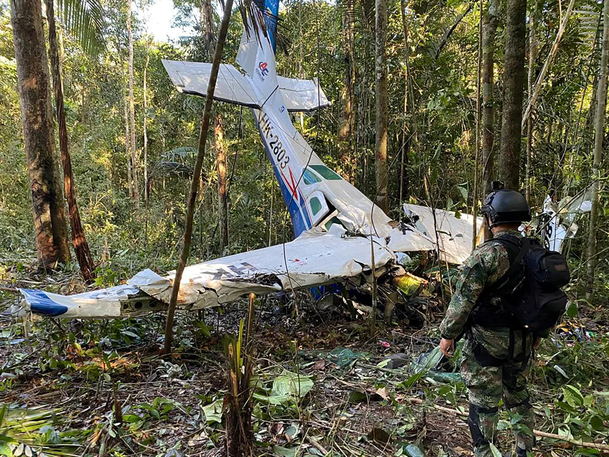 Un soldado se encuentra junto a los restos de un avión durante la búsqueda de niños supervivientes de un avión Cessna 206 que se estrelló en la jungla hace más de dos semanas en las selvas de Caqueta, Colombia, 19 de mayo de 2023.