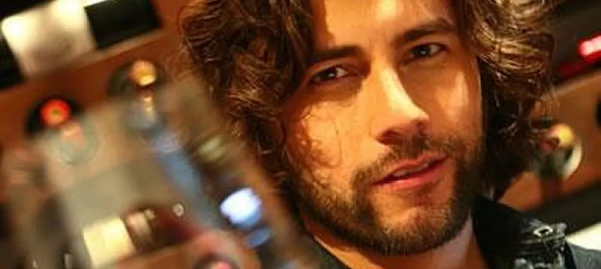 Fue este año que su carrera volvió a tomar un nuevo rumbo, pues Televisa lo llamó a formar parte de sus filas participando en la primera serie de ficción por internet, bajo la producción de Pedro Damián.