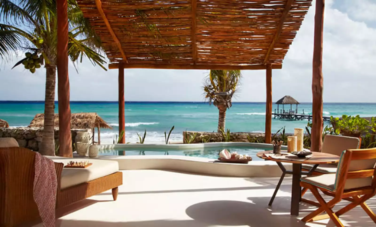 El complejo se sitúa en la costa caribeña de la península de Yucatán en México, ubicado a 35 minutos del Aeropuerto Internacional de Cancún, y diez kilómetros al norte de Playa del Carmen.