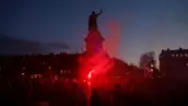Los manifestantes se reúnen en la Place de la Republique durante una manifestación, un día después de que se adoptara la reforma de las pensiones, cuando el Parlamento francés rechazó dos mociones de censura contra el gobierno, en París, Francia, el 21 de marzo de 2023.