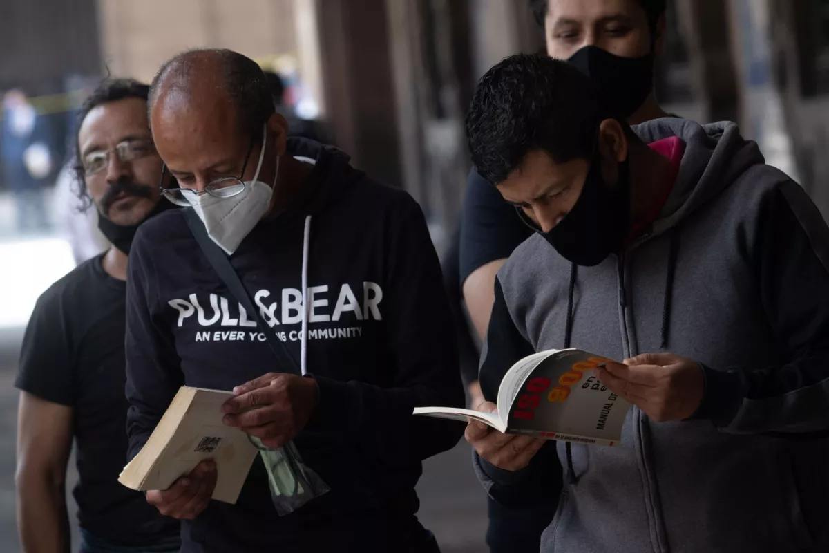 Capitalinos revisaron libros que estaban regalando los vendedores de las Librerías de Donceles, las cuales no han podido reanudar sus actividades