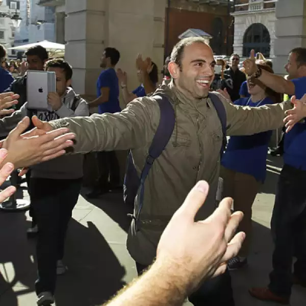 Los fanáticos de los ‘gadgets’ esperaron alrededor de 12 horas en la tienda de Apple en Londres para obtener un equipo.