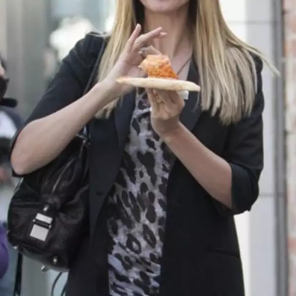 Recién acabada de dar a luz y de recuperar su esbelta figura, Heidi Klum puede presumir de poder comer pizza sin temor a subir de peso.