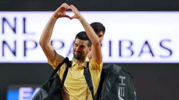 Con una derrota inesperada, Djokovic reaparece en Roma tras su lesión 